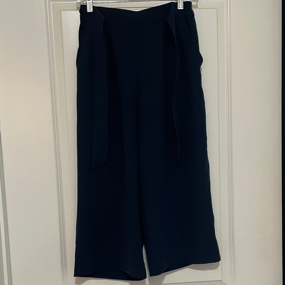Lululemon Navy Women size 4 wide-leg capri
